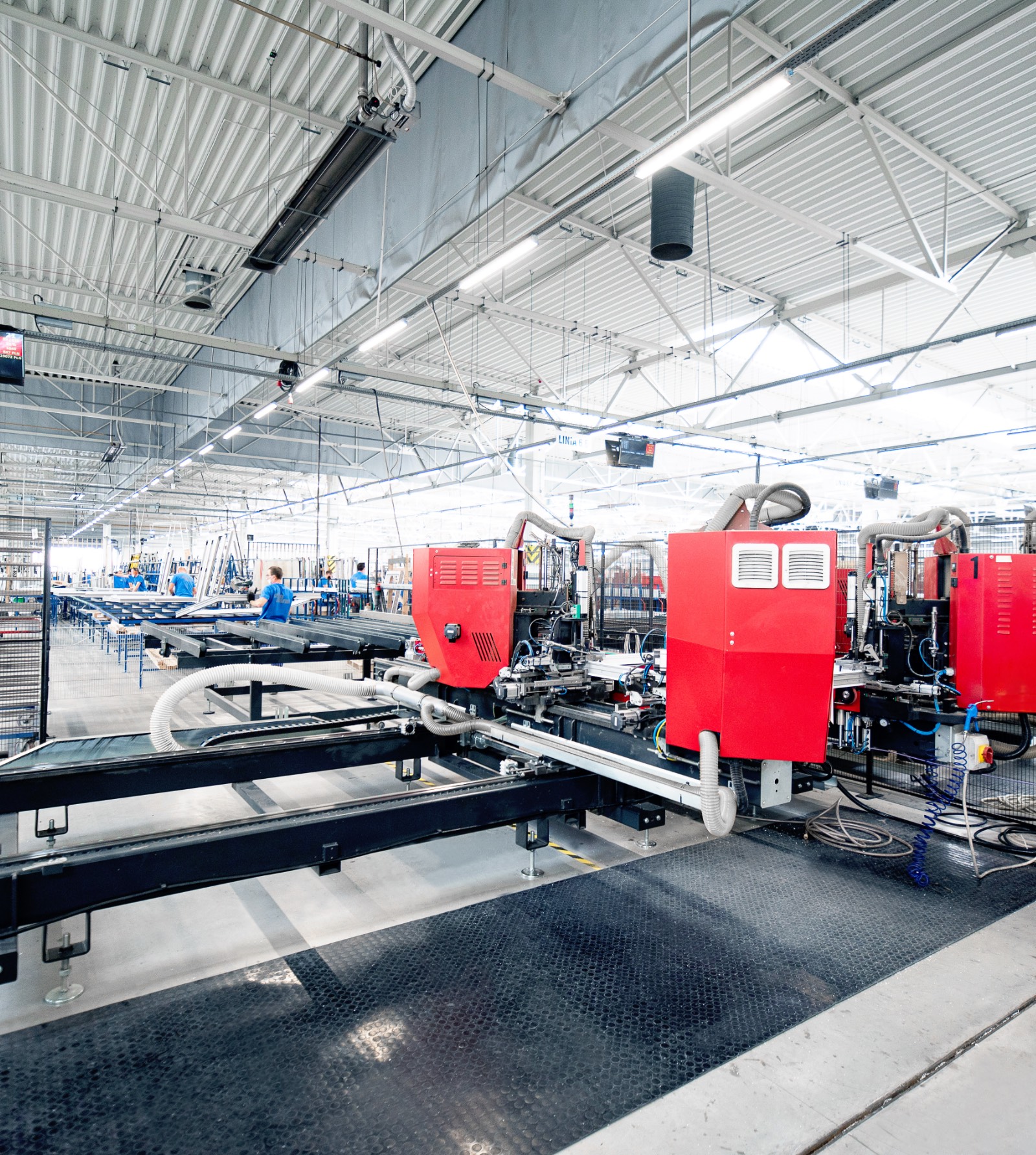 Moderne productielijn waar kozijnen nauwkeurig worden vervaardigd